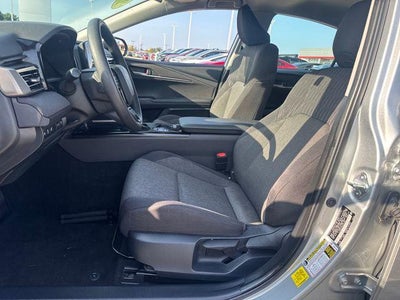 2025 Toyota Camry LE (SE)