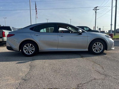 2025 Toyota Camry LE (SE)