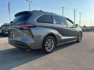 2022 Toyota Sienna XLE FWD 8-Passenger (Natl)